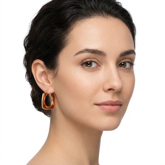 Modelka z brązowym geometrycznym kolczykiem ze złotą obwódką na białym tle