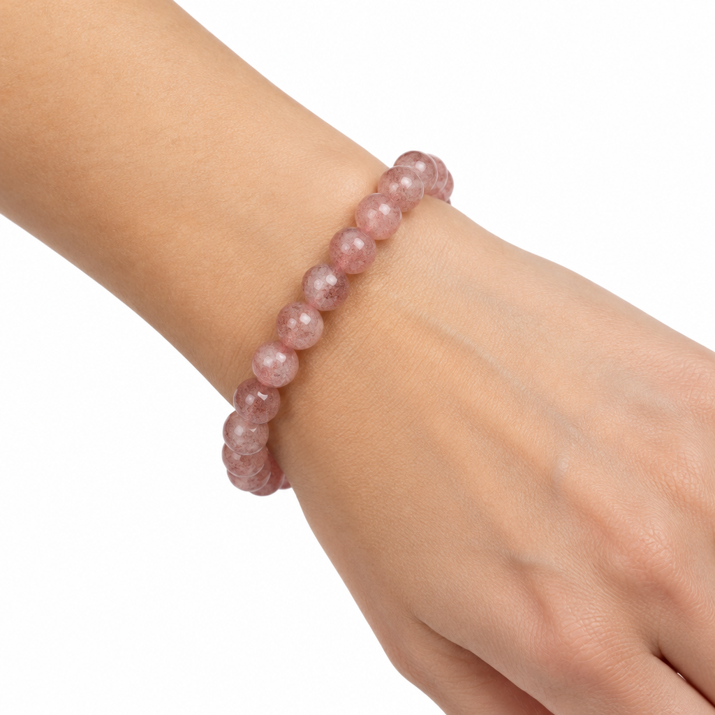 Bransoletka z kwarcu truskawkowego na nadgarstku modelki, biale tlo