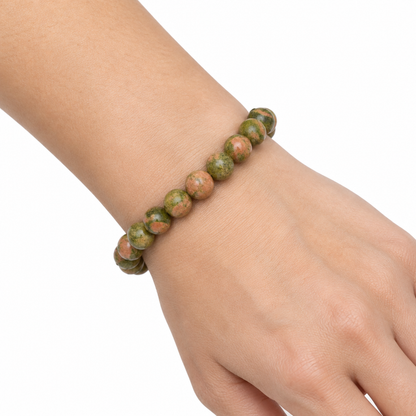 Bransoletka z unakitu na nadgarstku, biale tlo