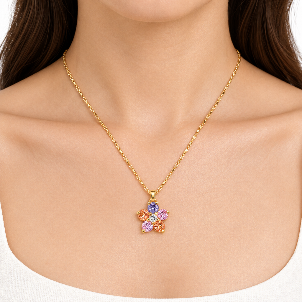 Modelka prezentuje pozlacany naszyjnik z wielokolorowa kwiatowa zawieszka