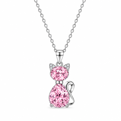 Naszyjnik z zawieszką kota z dużym różowym kryształem i kamieniami strass na srebrnym łańcuszku ankier, na białym tle