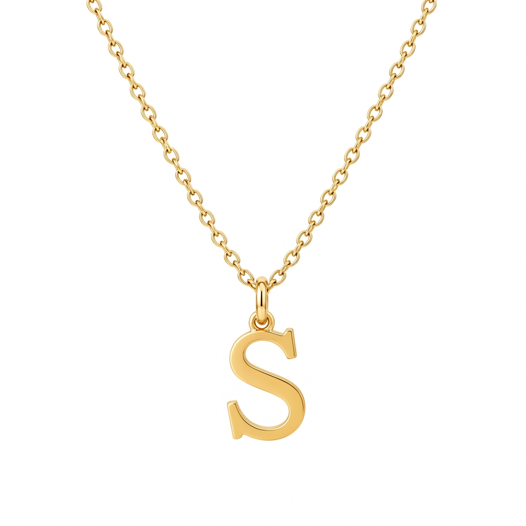 Złoty naszyjnik z literą S na białym tle, kadr główny według wzorca G